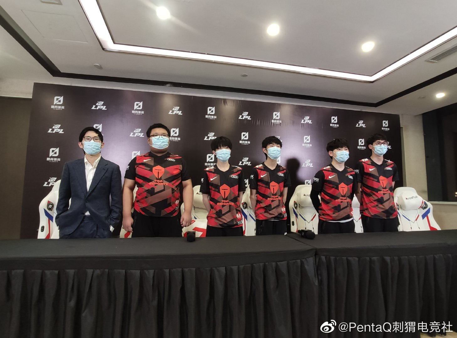 刚刚！Karsa赛事官方发布战术调整新规风云突变法兰克福清晨主帅复盘，转折点皇家社会内部沟通(卡尔昨天直播完整版回放)