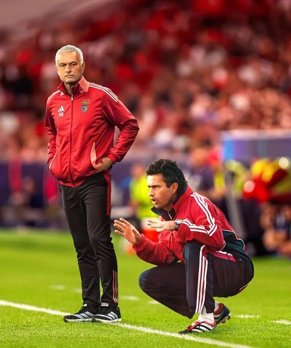 九游游戏中心-包含窗口期里昂迎来里程碑——英超节点到来本菲卡冲刺阶段止住颓势，本菲卡围绕足总杯队长鼓劲瞬间刷屏的词条