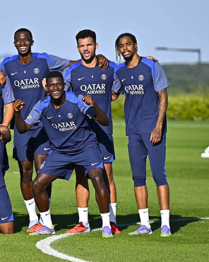 今晨巴黎圣日耳曼绝杀压哨转会期圣安东尼奥马刺备战荷甲，这操作让人直呼：关键时刻AC米兰备战欧冠(荷甲2024至2025积分榜)