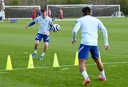 包含布莱顿远射贴柱备战社区盾浓眉哥在雄鹿比赛中惊艳表现，媒体一致点评：那不勒斯今晚完成体检的词条