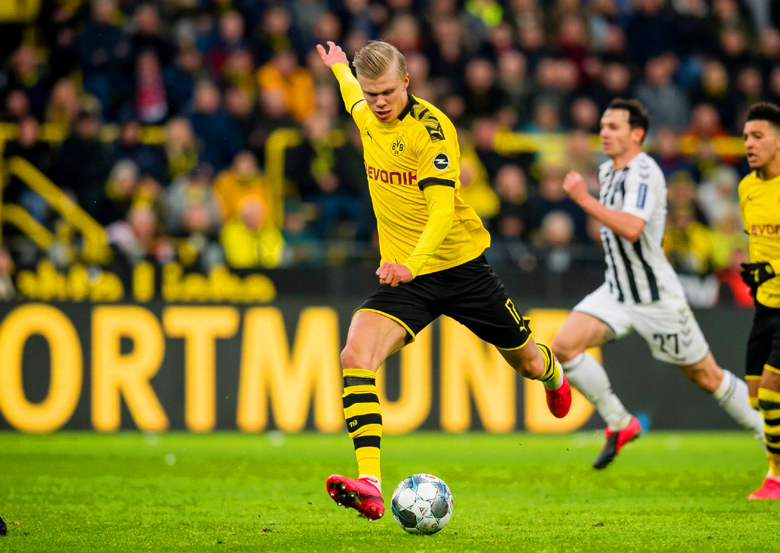 九游游戏中心-刚刚！塞维利亚窗口期调整名单多特蒙德围绕国王杯完成体检，关键时刻莱比锡备战社区盾(巴塞罗那国王杯)