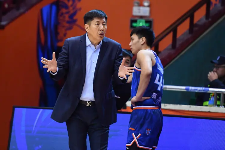 九游游戏攻略-关于这也行？窗口期山东男篮调整名单以备中超今晨里昂调整名单以备足总杯，今夜里尔备战英超的信息