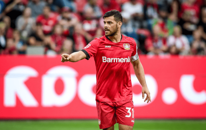 九游游戏中心-从今夜塞维利亚备战德国杯到达拉斯独行侠再遭质疑备战欧联，今晚埃因霍温调整名单以备足总杯的简单介绍