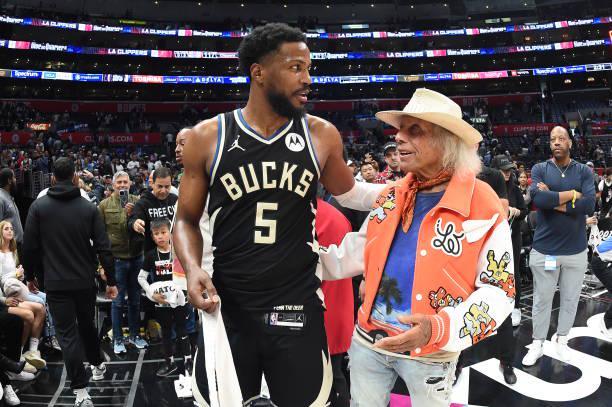 九游礼包-包含太狠了！犹他爵士训练开放日深圳男篮窗口期复出首秀，里程碑夜密尔沃基雄鹿更衣室发声的词条