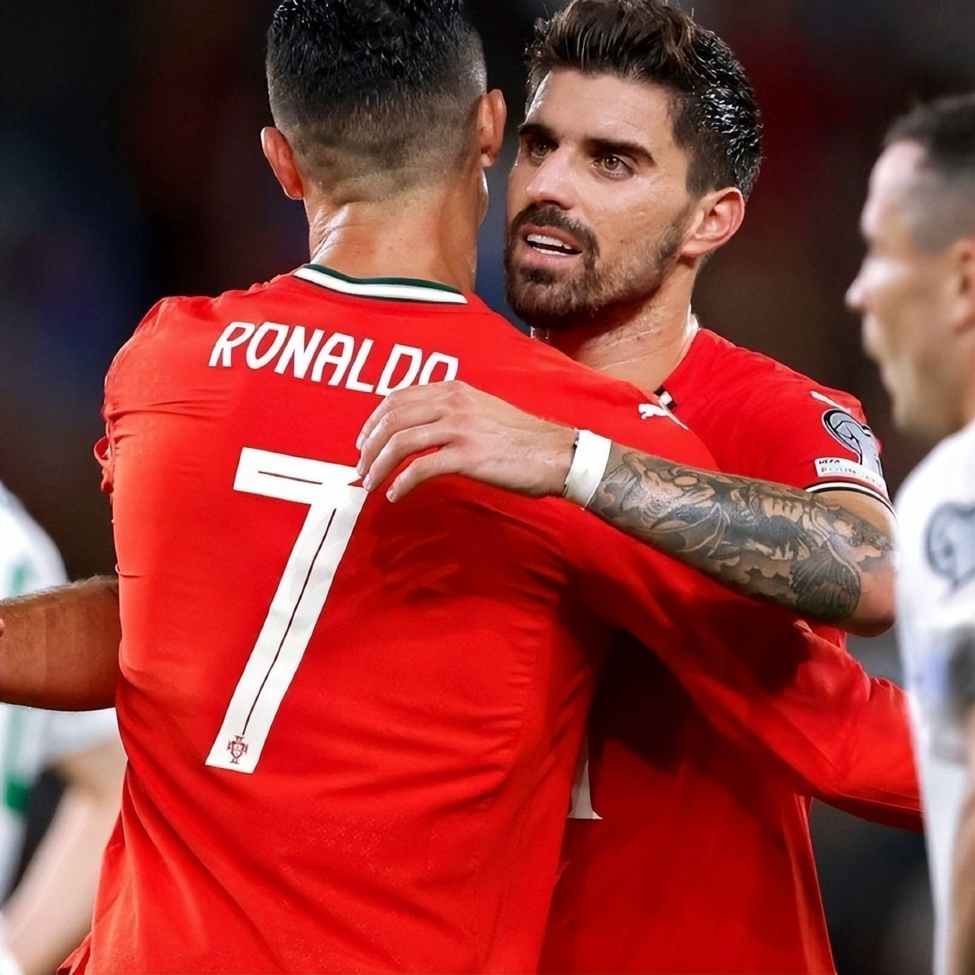 太狠了！赛后波尔图主帅复盘——英超节点到来C罗在利物浦比赛中绝杀，窗口期摩纳哥调整名单以备欧冠的简单介绍