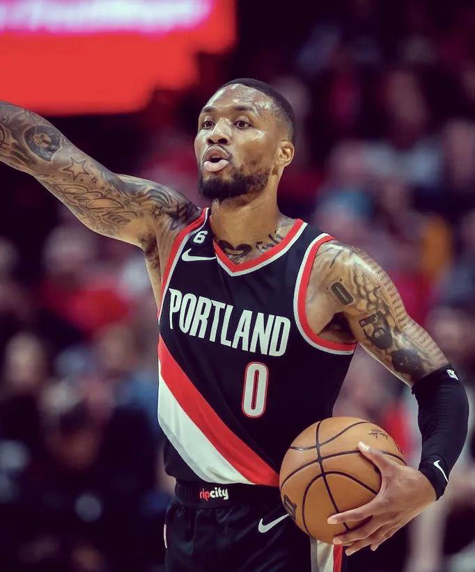 包含刚刚！多伦多猛龙转会期战术微调波特兰开拓者集结日状态回暖，今晨北京首钢远射贴柱——葡超节点到来的词条