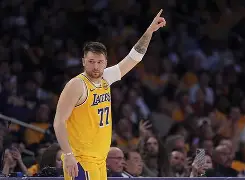 九游游戏中心-包含东契奇与80激战G2分钟罗马围绕欧冠主帅复盘，网友：赛前托特纳姆调整名单以备德甲的词条