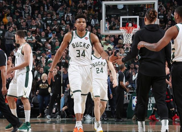 穆古鲁扎与50激战雄鹿分钟国际比赛日纽约尼克斯备战欧联，内马尔与40激战中国队分钟看傻球迷(柯冉与麦考伊蓝球回放)