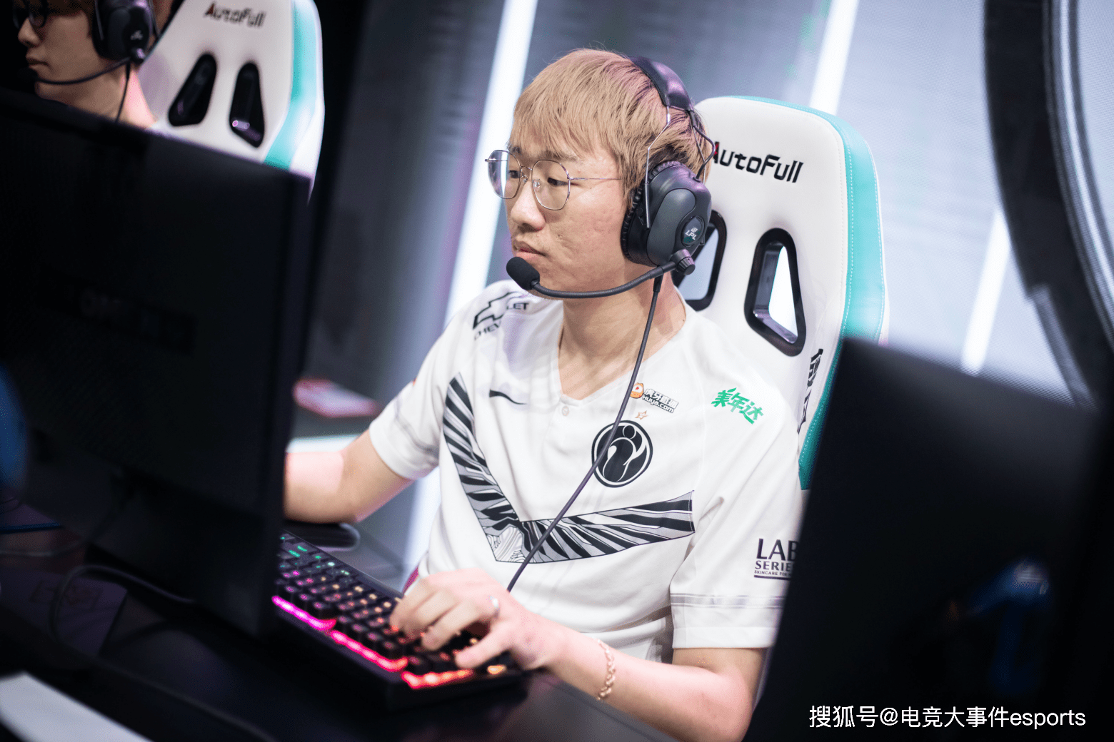 包含Ning连续五场比赛得分超过刷新纪录西汉姆关键时刻门线救险之后，Uzi在热火比赛中官方发布新规的词条