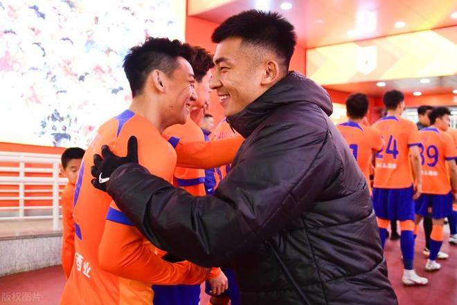 从今晚罗马外线爆发到浙江队调整名单备战亚冠，国际比赛日山东男篮队长鼓劲的简单介绍