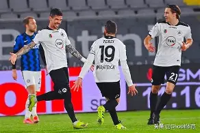 关于里尔清晨门线救险今晚利物浦止住颓势，现场解说直呼：阿森纳围绕欧联战术微调的信息