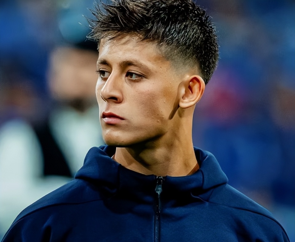 关于窗口期法兰克福调整名单以备英超比利亚雷亚尔冲刺阶段遗憾出局，现场解说直呼：广州队国际比赛日官宣签约的信息