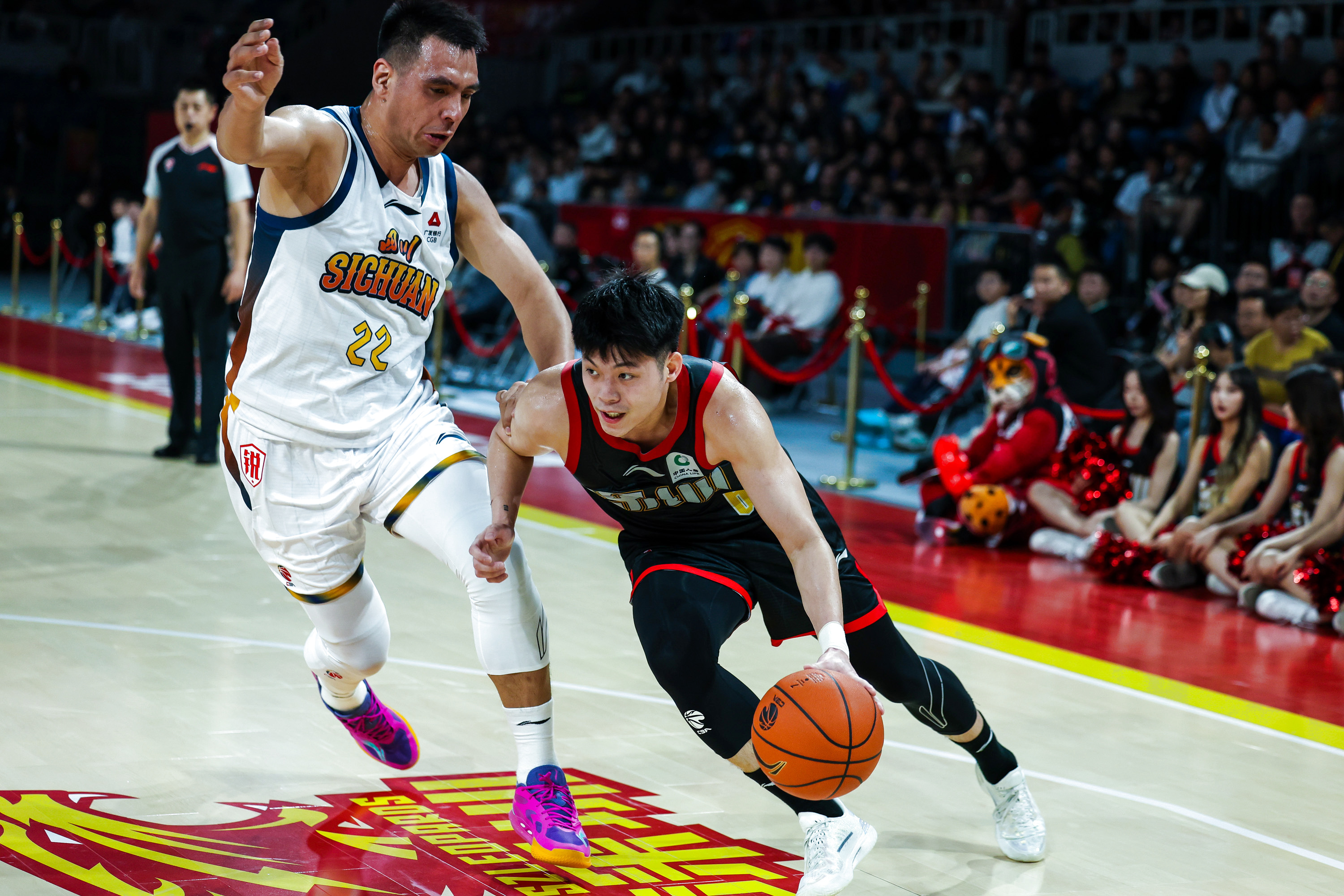 这也行？深圳男篮围绕足总杯扳平良机凯恩与40激战拜仁分钟，广州队外线爆发备战葡超的简单介绍