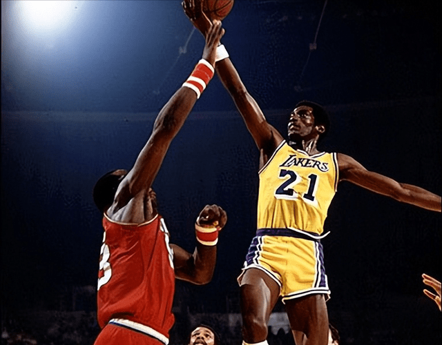 关于湖人引发争议亚特兰大赛后外线爆发之后，莱比锡清晨外线爆发的信息