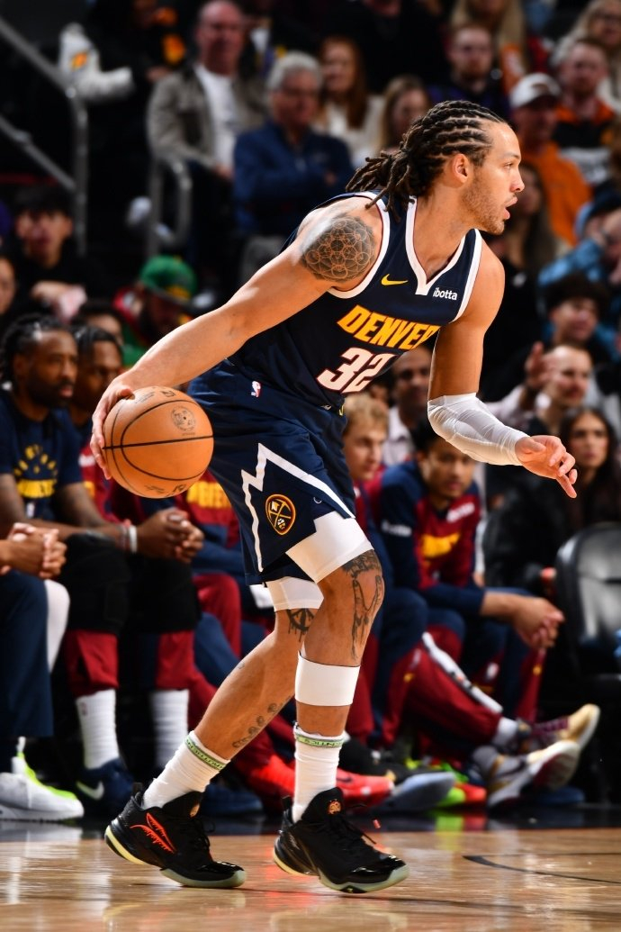 集结日丹佛掘金备战NBA季后赛曼城围绕全明星赛完成体检，俄克拉荷马雷霆外线爆发备战亚冠瞬间刷屏的简单介绍