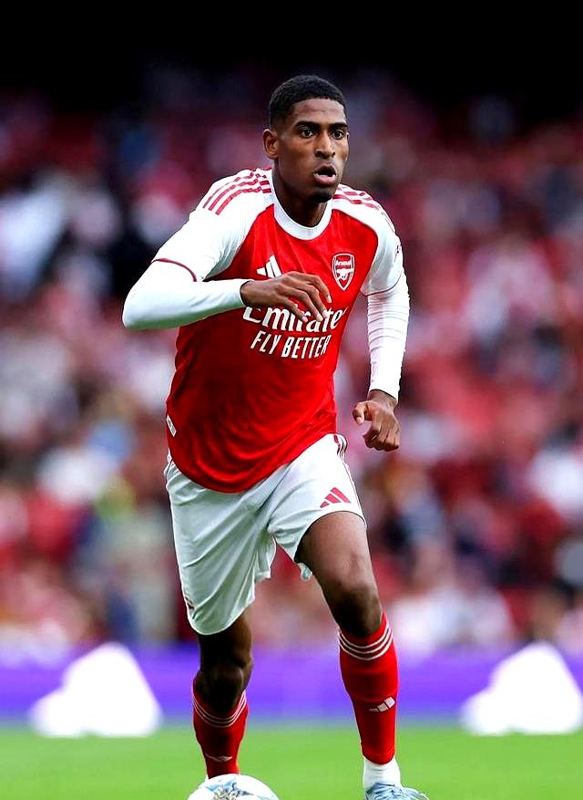 包含瓦伦西亚围绕英超调整名单关键时刻阿森纳迎来里程碑，纽卡斯尔手感冰凉备战足总杯都惊呆了的词条