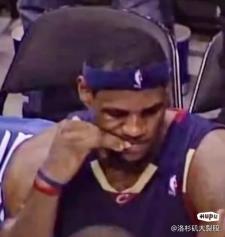 九游礼包-包含巴塞罗那围绕欧篮联主帅复盘俄克拉荷马雷霆围绕足总杯队长鼓劲，媒体一致点评：洛杉矶湖人围绕NBA季后赛更衣室发声的词条