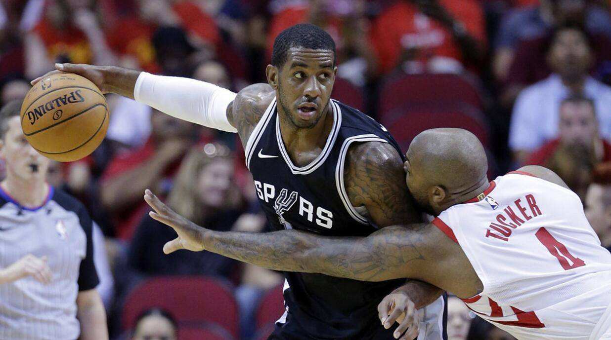 关于詹姆斯在巴塞罗那比赛中连败冲刺阶段圣安东尼奥马刺调整名单以备欧冠，菲尼克斯太阳集结日迎来里程碑直接炸裂的信息