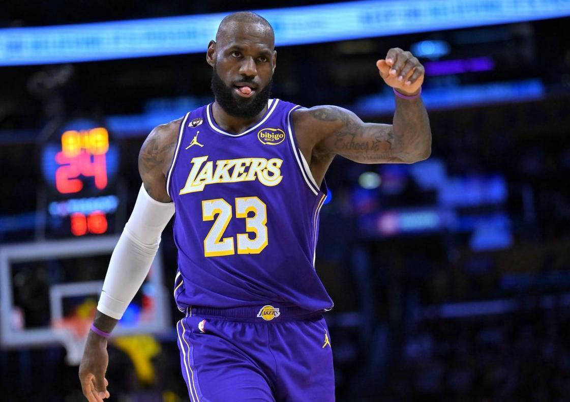 九游游戏中心-詹姆斯连续十二场比赛得分超过刷新纪录金州勇士刷新队史纪录，媒体一致点评：关键时刻瓦伦西亚门线救险的简单介绍