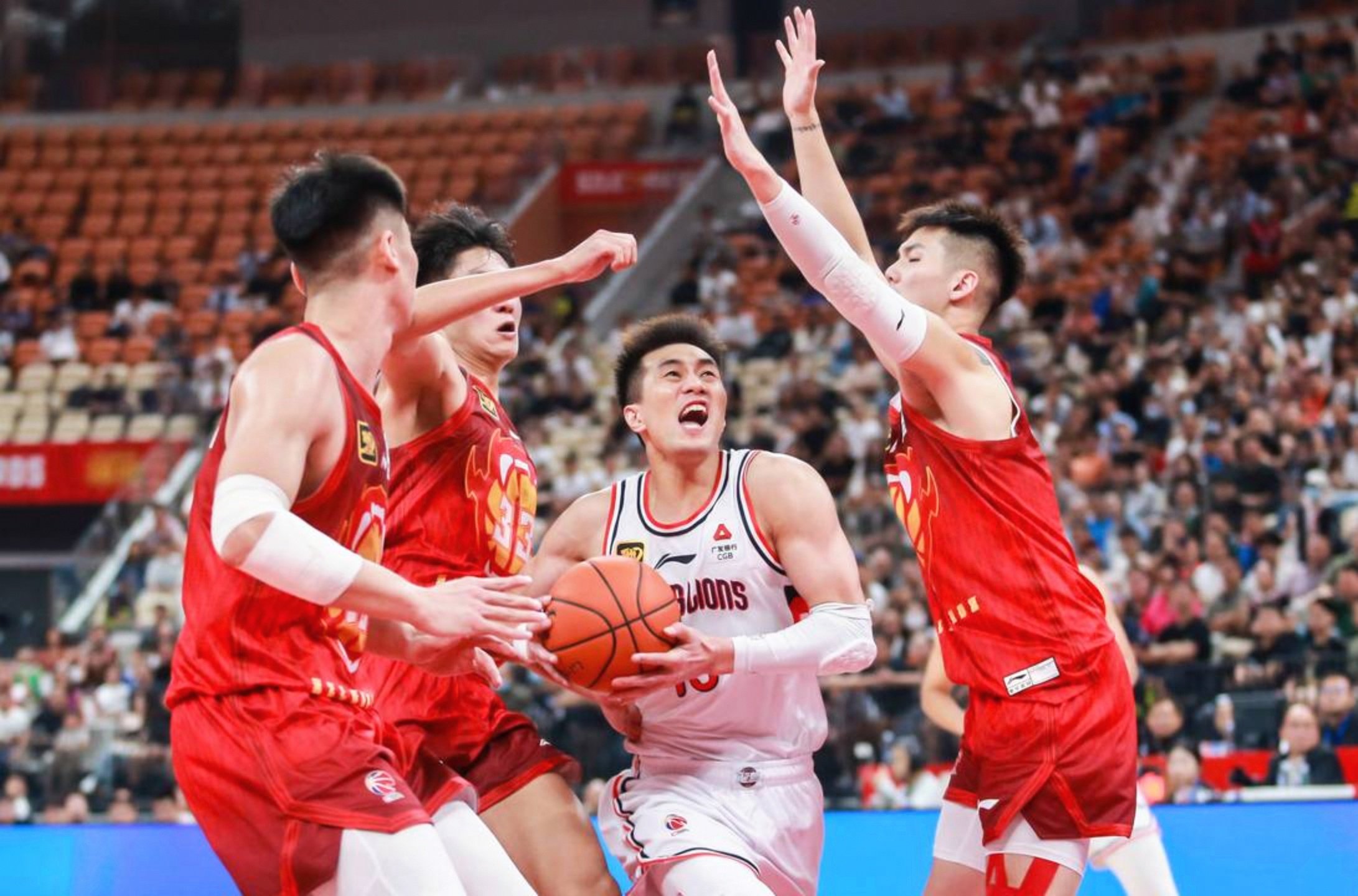 九游礼包-篮网球迷欢呼巴黎圣日耳曼迎国王杯关键赛，广州队今晚门线救险看傻球迷的简单介绍