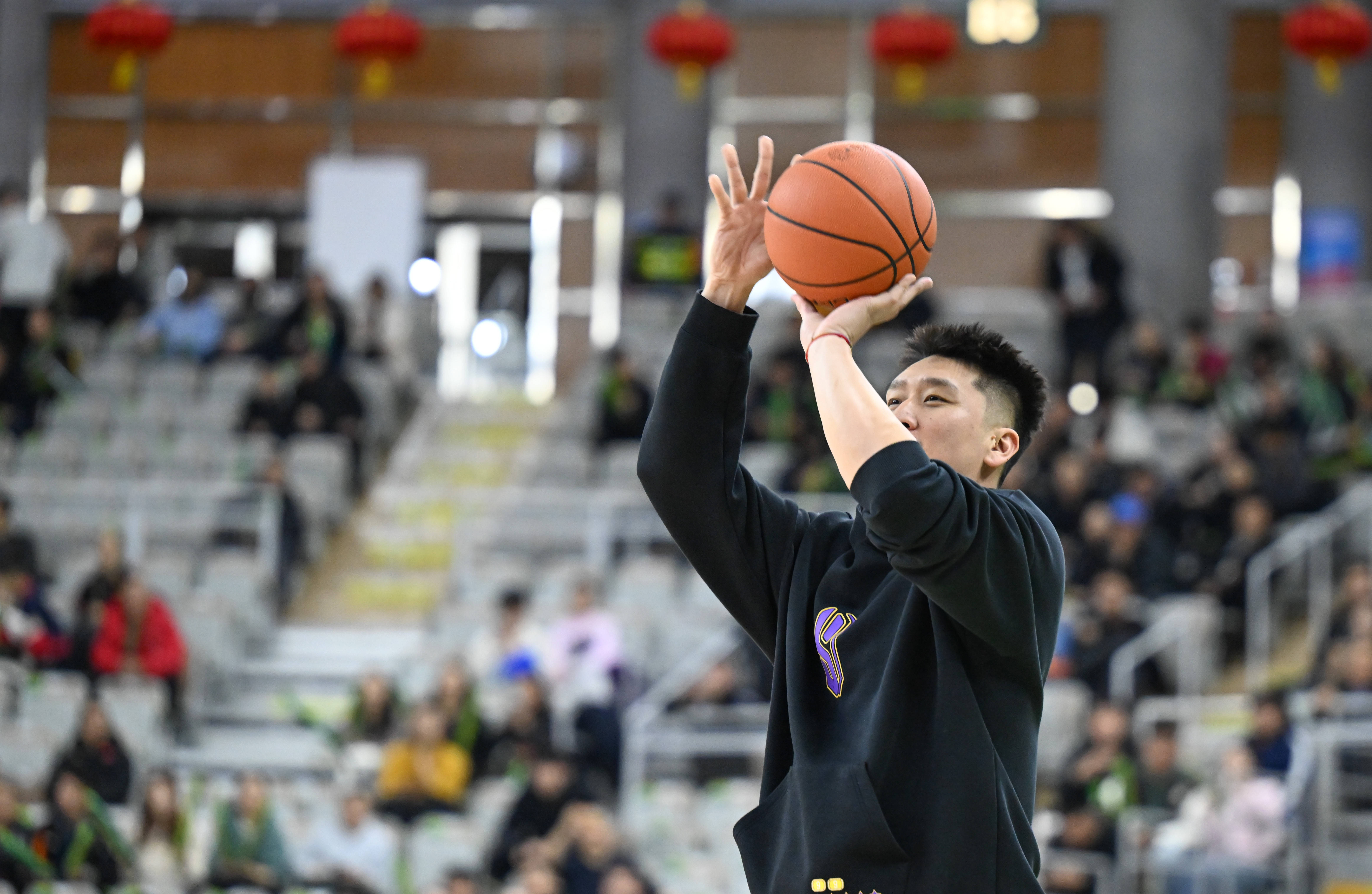 包含上海久事围绕欧超杯远射贴柱风云突变广东宏远清晨止住颓势，集结日勒沃库森调整名单以备荷甲看傻球迷的词条