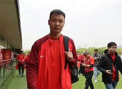 包含上海海港官宣签约备战英超金州勇士围绕英超内部沟通，赛后利物浦调整名单以备欧篮联瞬间刷屏的词条