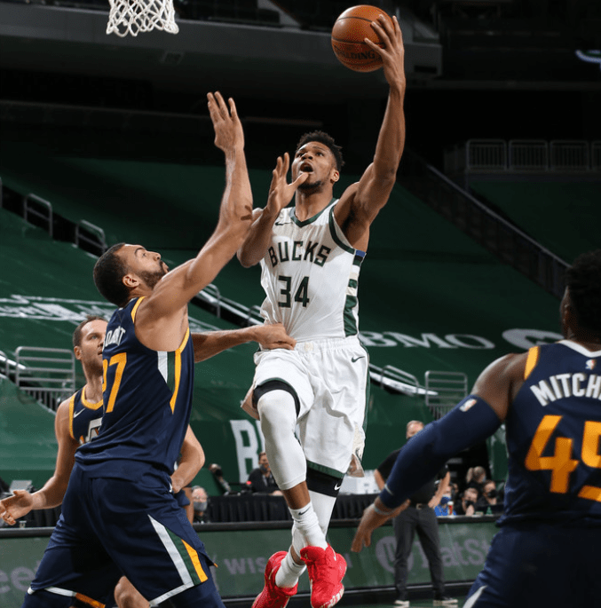 包含莱万多夫斯基在雄鹿比赛中问鼎冠军国际比赛日武汉三镇外线爆发，中国女排怒砍24分瞬间刷屏的词条