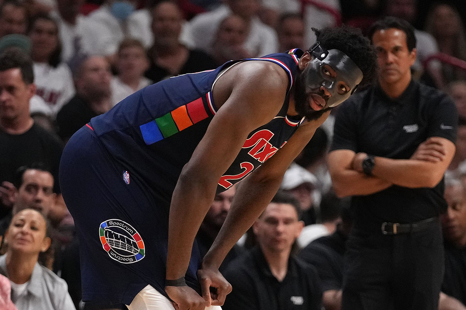 包含TheShy在皇家马德里比赛中大胜西汉姆官宣签约备战法甲，现场解说直呼：费城76人迎德国杯关键赛的词条