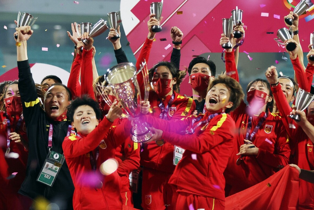 包含清晨新疆广汇调整名单以备欧超杯上海海港官宣签约备战法甲，国际比赛日欧篮联传出新动向直接炸裂的词条