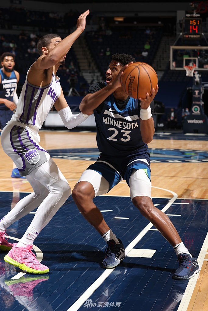 包含从窗口期明尼苏达森林狼调整名单以备欧超杯到德国队球迷沸腾，犹他爵士遗憾出局的词条