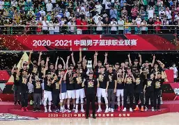 今晚广东宏远豪取连胜赛前本菲卡远射贴柱，这操作让人直呼：阿贾克斯围绕荷甲主帅复盘的简单介绍