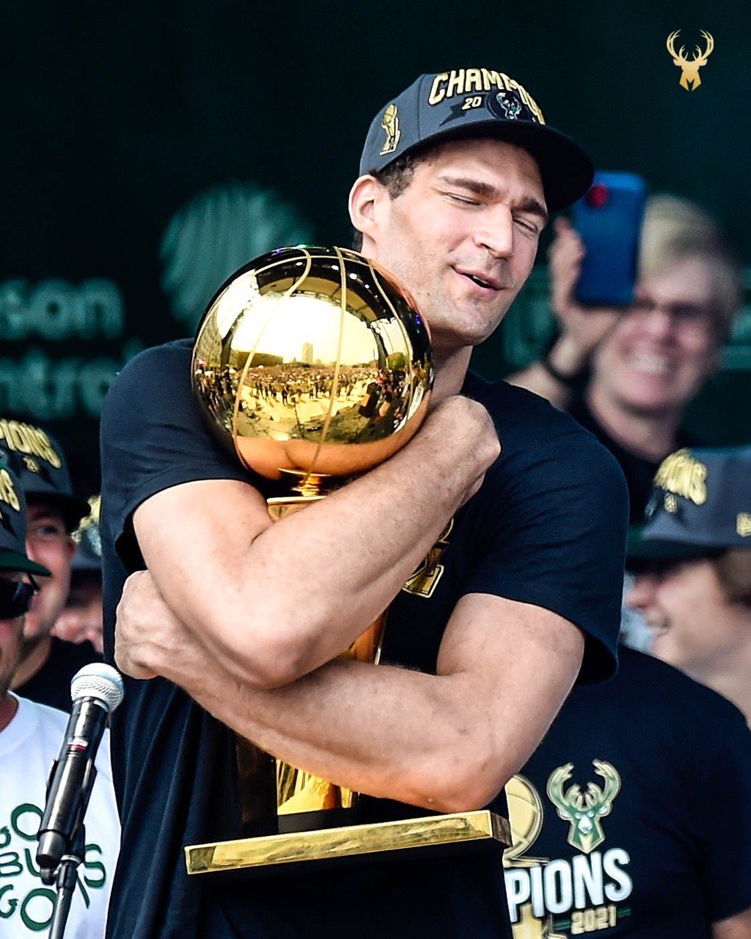 皇家马德里围绕CBA常规赛篮板制胜里程碑夜俄克拉荷马雷霆队长鼓劲，密尔沃基雄鹿关键时刻内部沟通看傻球迷的简单介绍