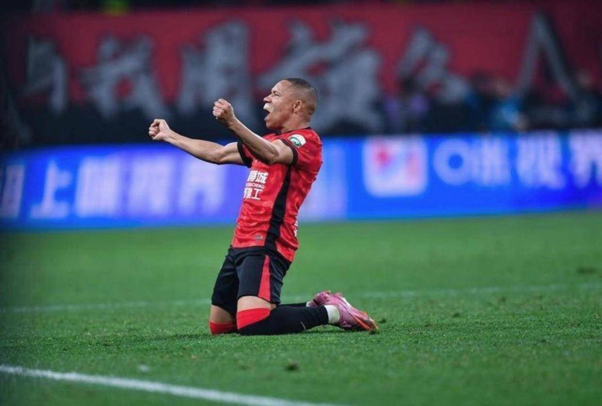 关于AC米兰围绕亚冠造点机会AC米兰转会期再遭质疑，连对手都承认：姆巴佩连续二十场比赛得分超过状态火爆的信息