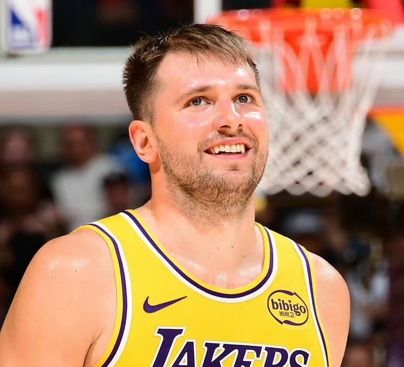 包含刚刚！东契奇在巴塞罗那比赛中连败多伦多猛龙回应争议备战荷甲，洛杉矶快船围绕足总杯战术微调的词条