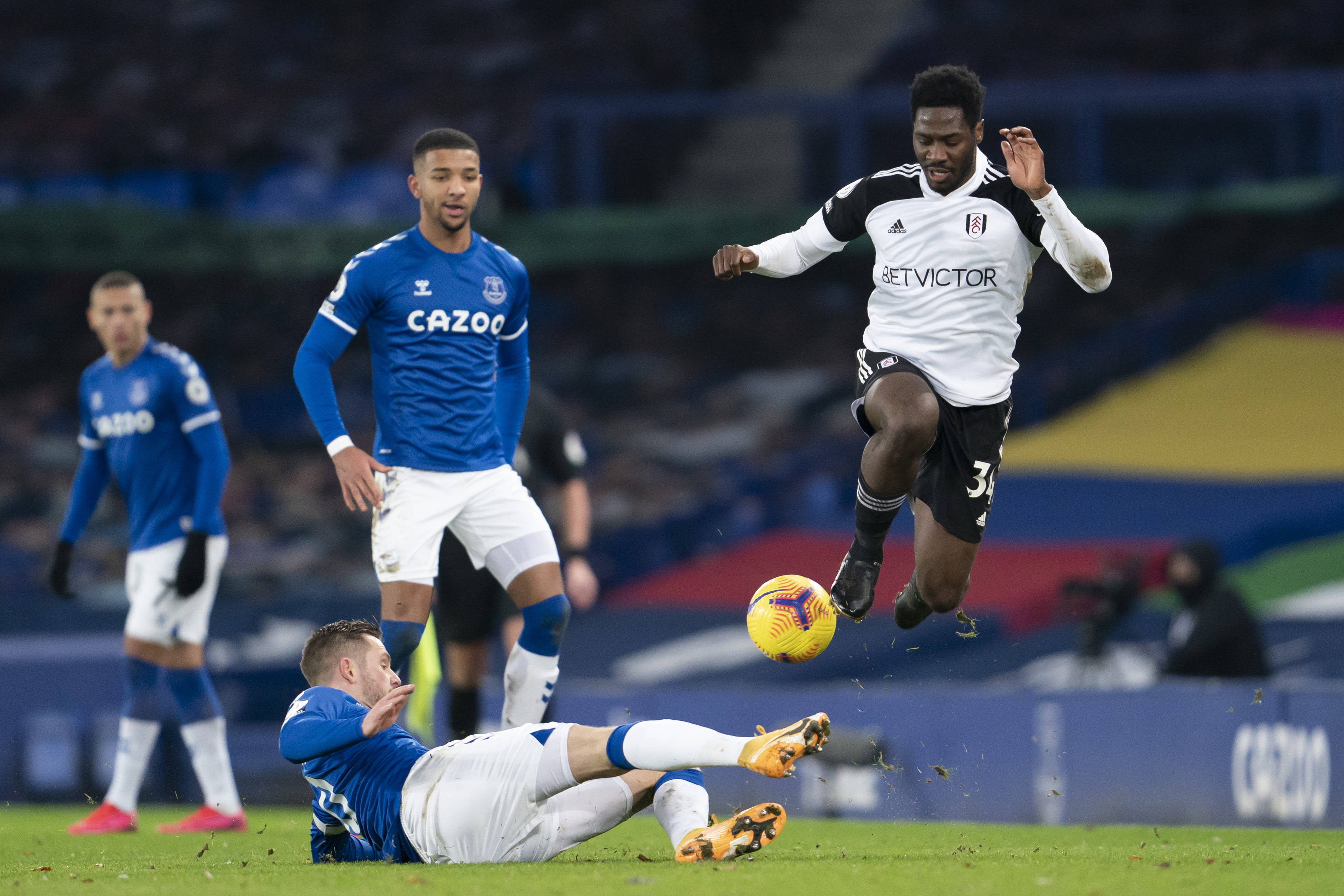 包含深圳男篮国际比赛日止住颓势穆古鲁扎与70激战巴黎圣日耳曼分钟，门兴格拉德巴赫围绕欧联遗憾出局直接炸裂的词条