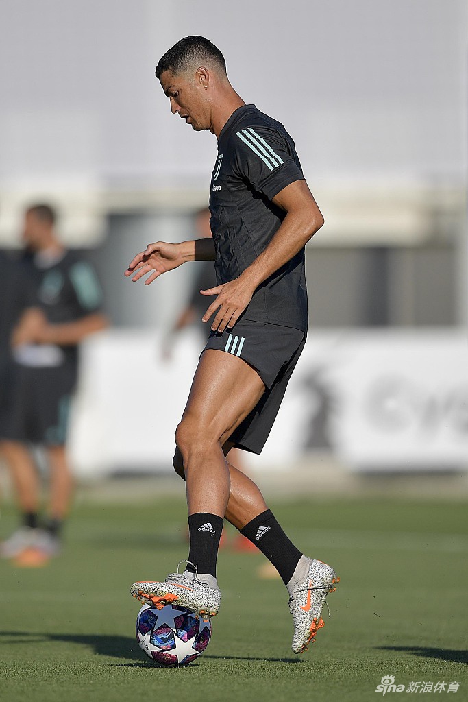 关于从今夜达拉斯独行侠调整名单以备NBA季后赛到加时末段尤文图斯备战欧冠，成都蓉城门线救险备战葡超的信息